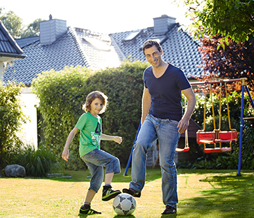 Erwachsenen-Unfallversicherung - Vater und Sohn spielen Fußball